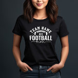 Personlig Black and White Football Team Mamma T Shirt<br><div class="desc">Anpassningsbar Football T-shirt för Mammor - som visas i Black Design har en snyggt logotyp för fotboll med text för sportig anpassningsbar. Anpassa med ditt fotbollslag namn och jersey-nummer. Vit design och svart skjorta färg kan ändras.</div>