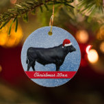 Personlig Black Angus och Santa Hat Julgransprydnad Keramik<br><div class="desc">Ett foto av en svart angusbull med tomhatt på bakgrunden till snö är perfekt för Angus-uppfödaren.</div>