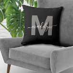 Personlig Black Initial Namn Monogram Kudde<br><div class="desc">Personlig Black and White Initial Namn Monogram Dekorativ kudde. Denna chic monogramkudde kombinerar ett modernt minimalistiskt, rent och enkelt stil med ett sofistikerat men trendig vibe, skapar det en mångsidig accent från biet. Med ett fet grått-initialt över en slimmad svart bakgrund med ett elegant-vitt skript kalligrafi namn, är det perfektens...</div>