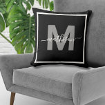 Personlig Black White Family Namn Monogram Kudde<br><div class="desc">Personlig Black and White Initial Family Namn Monogram Dekorativ kudde. Denna chic monogramkudde kombinerar ett modernt minimalistiskt, rent och enkelt stil med ett sofistikerat men trendig vibe, skapar det en mångsidig accent från biet. Har ett enkelt tjockt vitt ram runt monogrammet för att få elegant beröring. Med ett fet grått-initialt...</div>