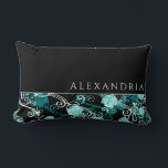 Personlig Black & White med Teal Ro Mönster Lumbarkudde<br><div class="desc">Med den moderna personligens ländrygstav finns ett trendig ro-blommönster med eget namn i snyggt-typografi. Den översta har en enkel svart bakgrund med ett eget namn som visas i teckensnitt med enkel elegant. Grund har ett blommönster i trendiget med ljusa turkos ro som är sammanflätat med vita teal och vita blomningar...</div>