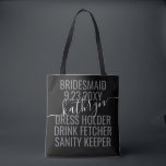 Personlig Black White Modern Bridesmaid Namn Tygkasse<br><div class="desc">Personlig Modern Black and White Bridesmaid Namn Anpassningsbar Tote Bag med redigerbar text och text för ditt datum,  mål eller plats,  namn och roligt citat som "klädhållare,  dryckefare,  sanitetsinnehavare" gör en roligt och användbar keepsaké för alla dina brudar.</div>
