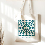 Personlig Blockgåva för Quilter Teal Tygkasse<br><div class="desc">Bär med dig dina kräftkärl i stil med den här personligen och blockera tealtealen i säcken. Perfekt för kylare, den här texten har ett charmerande kvartilt som blockerar mönster i vibrerande test och kan anpassas med ditt namn eller ett speciellt meddelande. Detta dokument är idealiskt för transport av tyg, verktyg...</div>