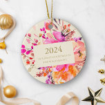Personlig Blommigt för första julen Gift Rosa Julgransprydnad Keramik<br><div class="desc">Fira din första jul som ett gift par med den här fantastiska blommigten med stora rosor. Personlig med namn och bröllop, fångar den här eleganten keramiska keepsaké din speciella dags glädje och tillför lite kärlek till din helgdag-dekanter. Den pulserande blommigten och den moderna typografin gör den till en vacker påminnelse...</div>