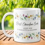 Personlig Blommigt Grandma Kaffemugg<br><div class="desc">Denna blommigt mugg dekoreras med känsliga vattenfärgade vilda blommor och löv i pastellskuggor. Det står "Best Grandma All snyggt Script typography". Enkelt anpassade. Använda Verktyg i Design om du vill ändra texten storlekt, stil eller färg. När vi skapar vår teckning hittar du inte den här bilden från andra designers. Ursprunglig...</div>