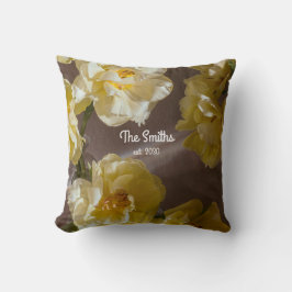 Personlig blomsterfamiljnamn med gula tulpaner kudde