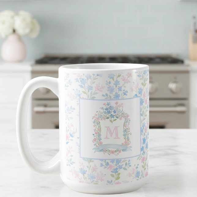 Personlig blomsterinitial mugg (preppy pretty grandmillennial floral family crest mug with custom monogram initial)