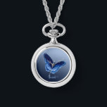 Personlig Blue Butterfly Necklace Watch Armbandsur<br><div class="desc">Lägg till namn, datum, skriptversa eller citattecken som gör att du lycklig till den här eleganten blåa halshuggesklockan.</div>