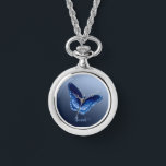 Personlig Blue Butterfly Necklace Watch Armbandsur<br><div class="desc">Lägg till namn,  datum,  skriptversa eller citattecken som gör att du lycklig till den här eleganten blåa halshuggesklockan.</div>