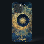 Personlig Blue Celestial Guld Sol Måne Mandala<br><div class="desc">Personlig Blue Celestial Guld Sol Måne Mandala iPhone 13 Fodral Lägg till ditt namn eller namn på den person du lägger in i detta fantastiska telefonfall! Trendigets marinblå, bakgrundsfärgsdesign har en metallisk guld mandala i form av en blomma stil sol med ett litet sol i mitten. Vi använde en eetal...</div>