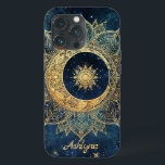 Personlig Blue Celestial Guld Sol Måne Mandala<br><div class="desc">Personlig Blue Celestial Guld Sol Måne Mandala iPhone 13 Fodral Lägg till ditt namn eller namn på den person du lägger in i detta fantastiska telefonfall! Trendigets marinblå, bakgrundsfärgsdesign har en metallisk guld mandala i form av en blomma stil sol med ett litet sol i mitten. Vi använde en eetal...</div>