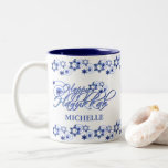 Personlig Blue Lycklig Hanukkah Star Swirls Två-Tonad Mugg<br><div class="desc">Fira helgdag med personligen Lycklig Hanukkah mugg i ljus och mörk blått. I mugg finns stjärnan David gräns,  textbilden "Lycklig Hanukkah",  ditt namn och blå menorah på sidan. Gör en underbar gåva till helgdagarna! Enkel att anpassa med alternativ för anpassningsbar.</div>