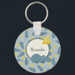 Personlig Blue Mouse och Cheese Nyckelring<br><div class="desc">Skapa en unik personlig som är perfekt för din favoritmus älskare. Den här nyckelkedjan har ett helt mönster med enkla illustrationer av möss i skifferblått och de schweiziska ostarna i gult som alla ställs mot en ljusblå bakgrund i bleken. Använda mallen fält för att enkelt lägga till ett namn- eller...</div>