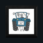 Personlig Blue Tractor Landsbyggsbröllop Gift Minnesask<br><div class="desc">En gåva från traktorgården bröllop som kan vara personlig med båda parets namn. Om du vill ändra storleka eller typsnittet för namn klickar du på redigeringsknappen för att anpassa ytterligare. Tappningen i traktorn är i en fin kräm och vit.</div>