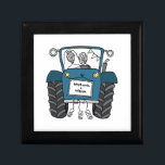 Personlig Blue Tractor Landsbyggsbröllop Gift Minnesask<br><div class="desc">En gåva från traktorgården bröllop som kan vara personlig med båda parets namn. Om du vill ändra storleka eller typsnittet för namn klickar du på redigeringsknappen för att anpassa ytterligare. Tappningen i traktorn är i en fin kräm och vit.</div>
