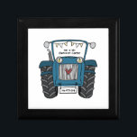 Personlig Blue Tractor Landsbyggsbröllop Gift Minnesask<br><div class="desc">En gåva från traktorgården bröllop som kan vara personlig. Om du vill ändra storlek eller teckensnitt klickar du på redigeringsknappen för att anpassa ytterligare. Tappningen i traktorn är i en fin kräm och vit.</div>