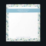 Personlig Blue White Blommigt Romantic Elegant Anteckningsblock<br><div class="desc">Anteckningsblocket personlig Blue White Blommigt Romantic Elegant Det här vackra anteckningsblocket har blå och vita blommor med grön färg och du kan anpassa det med ditt namn och ditt jobb. Det är en perfekt gåva till ett nytt jobb, till en vän, till vem som helst som tycker om feminitet, elegans...</div>