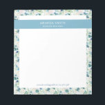 Personlig Blue White Blommigt Romantic Elegant Anteckningsblock<br><div class="desc">Anteckningsblocket personlig Blue White Blommigt Romantic Elegant Det här vackra anteckningsblocket har blå och vita blommor med grön färg och du kan anpassa det med ditt namn och ditt jobb. Det är en perfekt gåva till ett nytt jobb, till en vän, till vem som helst som tycker om feminitet, elegans...</div>