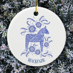 Personlig Blue White - Dala Horse Julgransprydnad Keramik<br><div class="desc">Periwinkle blå och vit målning av en svensk Dala Horse. Ändra eller ta bort namn för anpassning.</div>