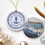 Personlig Boat Namn & Photo | Nautisk Julgransprydnad Keramik<br><div class="desc">Skapa en unik båtkeepy med den här anpassningsbarnas fotodekoration som innehåller namn och fraktens register i marinblå text på ett nautiskt rep med en ankarillustration i mitten. Lägg till ett foto av båten på baksidan.</div>