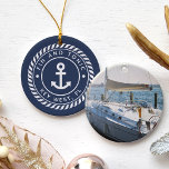 Personlig Boat Namn & Photo | Nautisk Julgransprydnad Keramik<br><div class="desc">Skapa en unik båtkeepy med den här anpassningsbarnas fotodekoration som innehåller namn och fraktens register med vit text på ett nautiskt rep-märke med en ankarillustration i mitten,  på en marin blå bakgrund. Lägg till ett foto av båten på baksidan.</div>