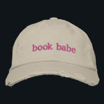 Personlig Bok Älskare Bookish Quote Rosa Broderad Keps<br><div class="desc">Visa upp kärlek för bokar i stil med Anpassadet "Bok Babe" Embroied Cap, som har en trendig i nöd och djärv rosa-broderier. Perfekt för bok älskare, avslappnad läsare, eller någon som vill ge sin krigsherre en lekfull beröring, kombinerar detta tak komfort och personlighet. Anpassadet är att du kan ändra texten...</div>