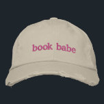 Personlig Bok Älskare Bookish Quote Rosa Broderad Keps<br><div class="desc">Visa upp kärlek för bokar i stil med Anpassadet "Bok Babe" Embroied Cap, som har en trendig i nöd och djärv rosa-broderier. Perfekt för bok älskare, avslappnad läsare, eller någon som vill ge sin krigsherre en lekfull beröring, kombinerar detta tak komfort och personlighet. Anpassadet är att du kan ändra texten...</div>
