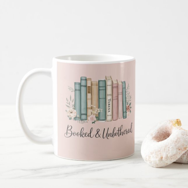 Personlig “Bokad & Oberörd” Boksläsare Kaffemugg (Med munk)
