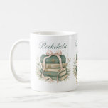 Personlig BookoholMugg, Bok Kärlek Kaffemugg<br><div class="desc">Personlig mugg har en charmerande vintage bok-stapel med band och blommigt. Lägg till ditt namn för en unik beröring. Perfekt för bok älskare att njuta av kaffe eller te. En tankfull gåva till läsare,  bibliotekarier och vänner till klubben bok.</div>