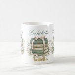 Personlig BookoholMugg, Bok Kärlek Kaffemugg<br><div class="desc">Personlig mugg har en charmerande vintage bok-stapel med band och blommigt. Lägg till ditt namn för en unik beröring. Perfekt för bok älskare att njuta av kaffe eller te. En tankfull gåva till läsare,  bibliotekarier och vänner till klubben bok.</div>