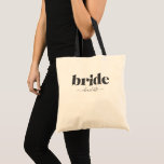 Personlig Bride Namn Modern Black White Favoriter Tygkasse<br><div class="desc">Fira bruden i stil med den här personligen till väskan med en elegant svart och vit design och hennes namn i modern typografi. Perfekt för brudens sida-gåvor, bröllopsfavörer eller en tänkvärd keepé, den här chicen tillför en liten elegans samtidigt som den är praktisk för den dagliga användan. Vare sig det...</div>