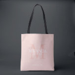 Personlig Bridesmaias Monogram och Namn Tygkasse<br><div class="desc">Lägg till en personlig beröring till bröllop med personlig bridesmaias monogram och namn. Den här designen har personligens namn med rubrik och bröllop datum i vitt och monogram i  rosa som bakgrund,  i klassiskt serif font stil,  på  rosa. Även perfekt för maid of honor,  budens mamma och mer.</div>