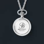 Personlig Bridesmaias Namn och Monogram Armbandsur<br><div class="desc">Elegant Personlig Bridesmaid Gifts med personlig monogram i skripttypsnitt för svart elegant stil med bridesmaias namn och rubrik i klassiskt serif font stil på vit bakgrund. Även perfekt för marskalkar,  bäste man,  far av bruden,  maid of honor,  blomsterflickan,  budens mamma med mera.</div>