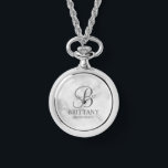 Personlig Bridesmaias Namn och Monogram Armbandsur<br><div class="desc">Elegant Personlig Bridesmaid Gifts med personlig monogram i grått elegant-skriptet stil med bridesmaias namn och rubrik i klassiskt serif font stil på vit marble-bakgrund. Även perfekt för marskalkar,  bäste man,  far av bruden,  maid of honor,  blomsterflickan,  budens mamma med mera.</div>