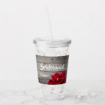 Personlig Bridesmaid Script Rustic Blommigt Take Away Mugg<br><div class="desc">Personlig Bridesmaid Script Rustic Blommigt Acrylic Tumbler ** KLICK PERSONALIZE TEMPLATE OPTION OCH ANGE DIN BRIDESMAID NAMN GER en underbar presentidé för dina brudar på brudens sida eller bachelorette-festen! Rustiska faux-träplattor med stor blomning i ro på högernas nedre hörn. "Bridesmaid" i skriptteckensnitt följt av anpassat namn kan även se matchande...</div>