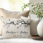 Personlig Bröllop-årsdag Love birds Prydnadskudde<br><div class="desc">Lättfärdigt enkelriktat silhuette love birds på groddningen av grenar Couppes Namn på Bröllop-årsdagen för,  gör Vintagen till en dekorfärg.</div>