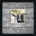 Personlig Bröllop-årsdagen Foto Rustic Wood Fyrkantig Klocka<br><div class="desc">Unik jubileumskur som kan anpassas med ett par foto,  namn och ett etablerat år. Den rustiska bröllop-klockan med en lada-effekt ger en underbar gåva till bröllop,  årsdagar och ny uppvärmning av hemmet.</div>