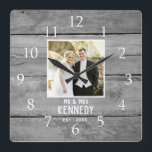 Personlig Bröllop-årsdagen Foto Rustic Wood Fyrkantig Klocka<br><div class="desc">Unik jubileumskur som kan anpassas med ett par foto,  namn och ett etablerat år. Den rustiska bröllop-klockan med en lada-effekt ger en underbar gåva till bröllop,  årsdagar och ny uppvärmning av hemmet.</div>