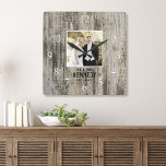 Personlig Bröllop fotoårsdag Rustic Wood Fyrkantig Klocka<br><div class="desc">Unik jubileumskur som kan anpassas med ett par foto,  namn och ett etablerat år. Den rustiska bröllop-klockan med en nedtryckt träeffekt ger en underbar gåva till bröllop,  årsdagar och ny uppvärmning av hemmet.</div>