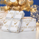 Personlig Bröllop Guld Hearts Presentpapper<br><div class="desc">Utformningen har två guld-hjärtan och anpassning av bridens och gruppens första och sista namn och bröllop-datum. Om du vill ha speciella förfrågningar eller frågor kontaktar du konstnären på wafadahdalcreates@gmail.com. © Wafa Y. Dahdal - Med förbehåll för alla Höger. WD Art</div>