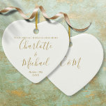 Personlig, Bröllop, Monogramårsdagen Guld Julgransprydnad Keramik<br><div class="desc">Med guld namnteckning stil namn,  kan denna chic bröllop eller årsjubileet för prydnadsföremål vara personlig med ert speciella jubileumsbudskap,  namn och speciella datum med initialer i monogram på motsatt sida. Designad av Thisisnotme©</div>