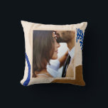 Personlig Bröllop Photo Modern Earthy Blue Kudde<br><div class="desc">Med det här moderna dekorativ kudde får du en personlig beröring med ett favoritfoto,  abstrakt färg accents och ett anpassningsbar datum. De mjuka jordtonerna och de feta blå detaljerna skapar en snyggt som blandar natur- och contemporary-design - perfekt för årsdagar,  bröllop eller som en unik hemdekorgåva.</div>