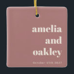 Personlig Bröllop Photo Ro Keepsaké Favor Julgransprydnad Keramik<br><div class="desc">Fira din speciella dag med den elegant personligen dammig i ro bröllop, som har en modig och modern typografi på framsidan och ett omhuldat foto på baksidan. En perfekt som är viktig för nyfödda, årsdagar eller som en hjärtlig helgdag för par. Anpassa med namn, bröllopsdatum och ett speciellt foto för...</div>