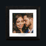 Personlig Bröllop Photo Wood Keepsak Box Minnesask<br><div class="desc">En personlig bröllop fototrä lackade keepsakbox. Byt ut det här fotot mot ett eget favoritfoto från bröllop.</div>
