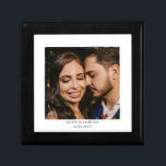 Personlig Bröllop Photo Wood Keepsak Box Minnesask<br><div class="desc">En personlig bröllop fototrä lackade keepsakbox. Byt ut det här fotot mot ett eget favoritfoto från bröllop.</div>