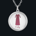 Personlig Budens mamma Bröllop Necklace Silverpläterat Halsband<br><div class="desc">Knäckspetsen har en originalmarkör som illustrerar en söt burgundisk mor-av-bruden-klänning. Anpassa till en unik gåva från brudens sida! Designern är tillgänglig för att skapa och överföra anpassad design så att det matchar färg och teman i bröllop. Klicka på "Fråga den här designern" för att börja designen processaa!</div>