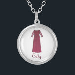 Personlig Budens mamma Bröllop Necklace Silverpläterat Halsband<br><div class="desc">Knäckspetsen har en originalmarkör som illustrerar en söt burgundisk mor-av-bruden-klänning. Anpassa till en unik gåva från brudens sida! Designern är tillgänglig för att skapa och överföra anpassad design så att det matchar färg och teman i bröllop. Klicka på "Fråga den här designern" för att börja designen processaa!</div>