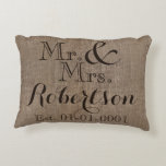 Personlig Burlap-look Rustic Bröllop Keepsak Prydnadskudde<br><div class="desc">Vävt utskrivet mönster med mörk brun anpassningsbar tryckt med ett klokare och öppet ansikte-teckensnitt.</div>