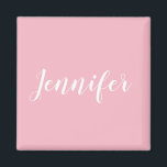 Personlig Calligraphy Jennifer Namn Design Magnet<br><div class="desc">Skapa din egen personlig. Du kan ändra färg i det vita, handskrivna stil-kalligrafteckensnittet till ett annat kursivt alternativ för trendiget. Ändra det storleka teckensnittet så att det passar din egen namndesign. Det här personliga textmeddelandet kan ta upp så mycket av utskriftsområdet som du vill. Anpassa rosan för heltäckande blek till...</div>