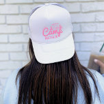 Personlig Camp Bach Bachelorette Party Anpassnings Keps<br><div class="desc">Få redo att lägga till en liten bit personlig stil till ditt bergsläger Bach party med vår Truckerkeps för Anpassningsbar av vår anpassade Camp Bach Bachelorette Party. Den här unika hatten är mer än bara ett tillbehör. Det är en anpassningsbar-truckerkeps som anger tonen för ett oförglömligt firande. Vare sig du...</div>